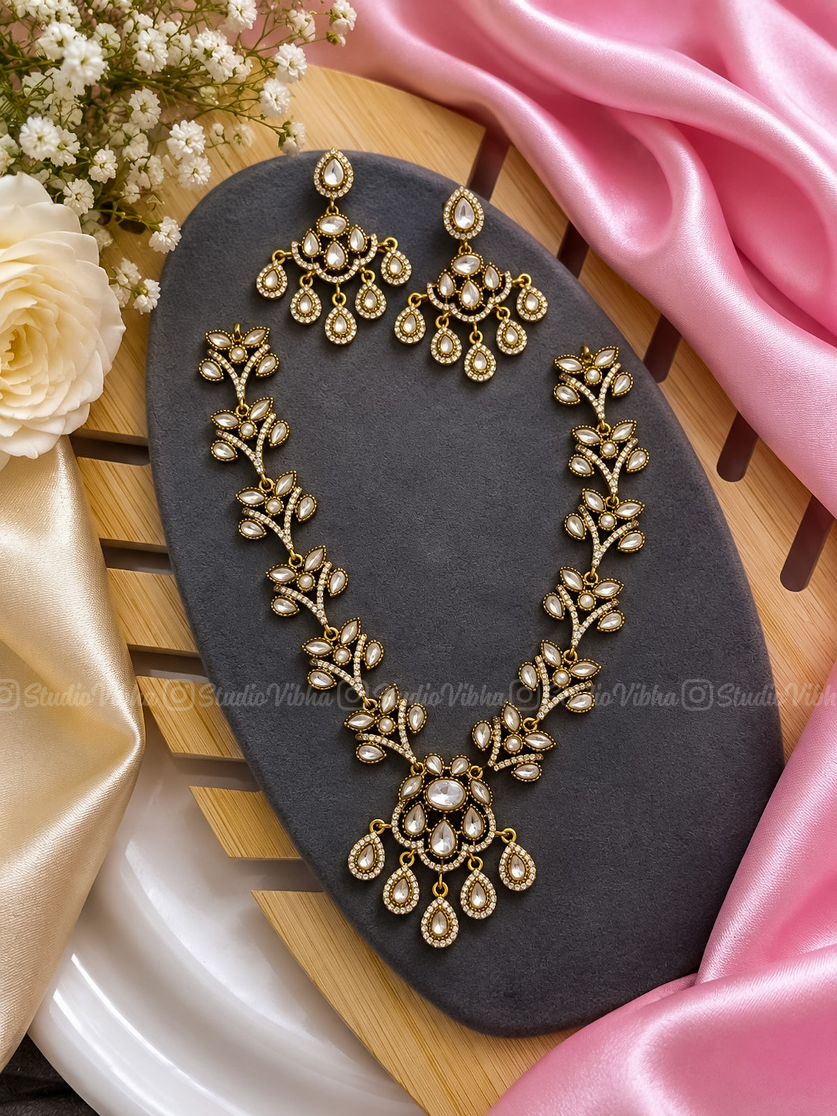 Vineira ~ Victorian Neckset